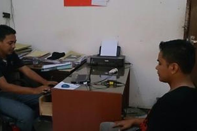 Taufik iqbal(28), warga Jeneponto, Sulsel yang mengaku sebagai anggota TNI diperiksa polisi di polres Kendari
