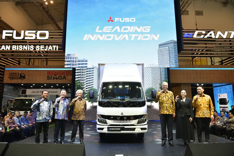 PT Krama Yudha Tiga Berlian Motors (KTB), distributor resmi kendaraan niaga Mitsubishi Fuso Truck and Bus Corporation (MFTBC) di Indonesia, meluncurkan truk listrik Fuso eCanter untuk pasar Indonesia pada ajang GIIAS 2024 di Hall 2 ICE BSD, Tangerang, Banten, Rabu (17/7/2024). 