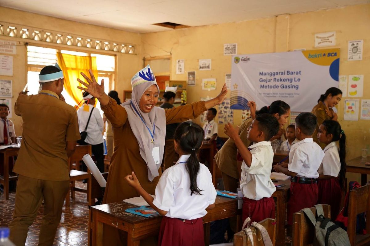 BCA menggelar program pelatihan berhitung dengan metode Gasing (Gampang, Asyik, dan Menyenangkan) di Kecamatan Komodo, Kabupaten Manggarai Barat, NTT.