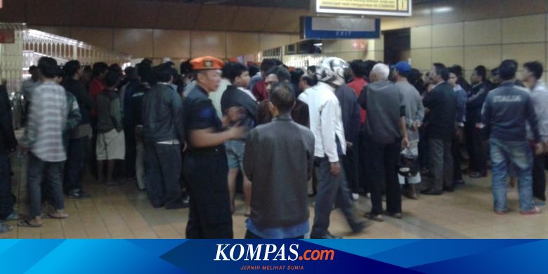 Tempat Tidur Digusur, Tukang Ojek di Stasiun Gondangdia