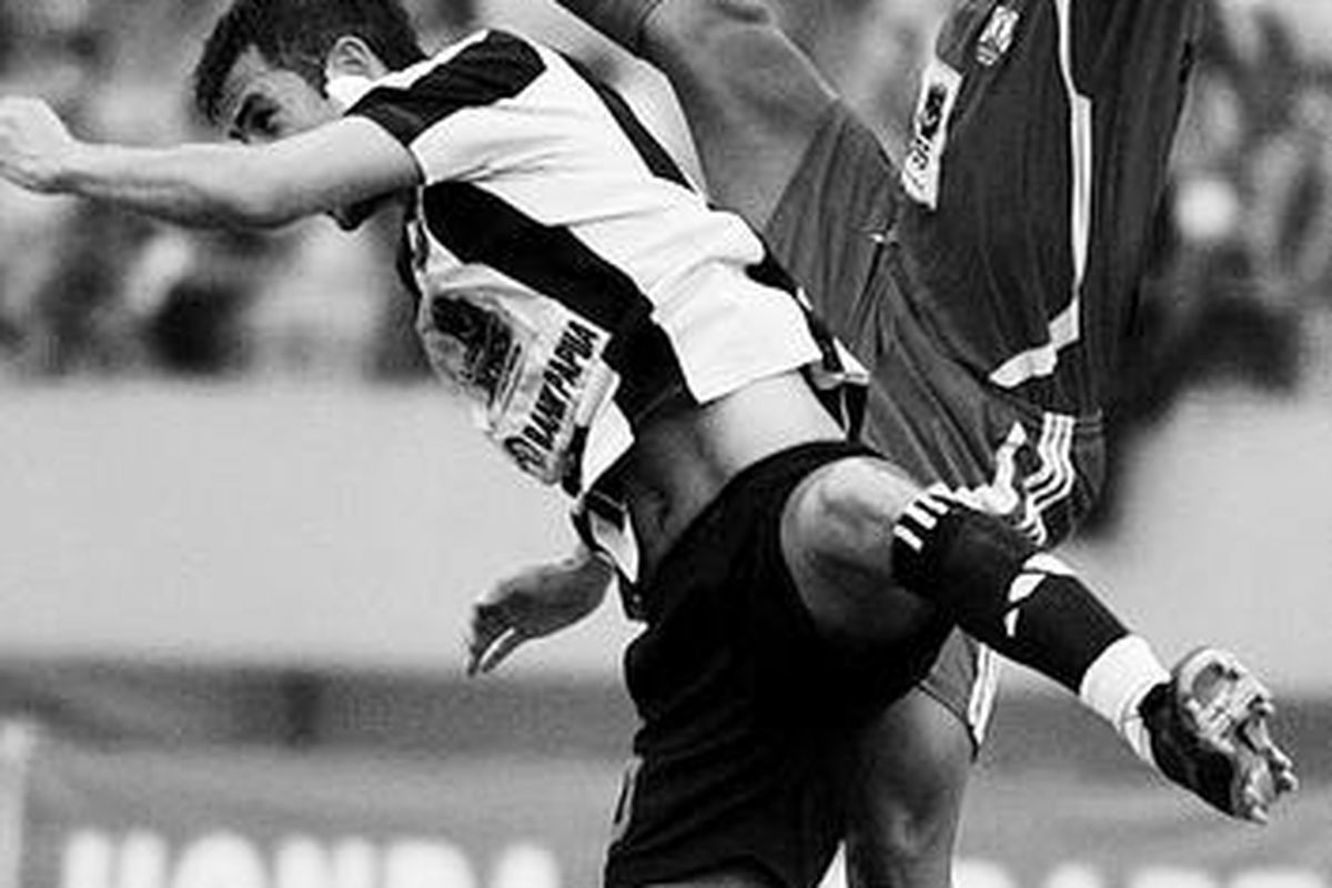 Kaki pemain Persis Solo, Prasetya Danu, nyaris menghantam wajah pemain Persidafon Dafonsoro, Carlos Raul, pada kompetisi Divisi Utama di Stadion Manahan, Solo, Senin (22/3).