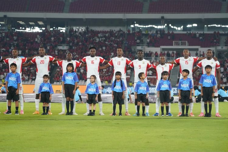 Ceisya Geena Rasti Dinata (tiga dari kanan) salah satu peserta pendamping timnas dari Kota Malang, Jawa Timur saat FIFA Matchday Juni 2026 Indonesia melawan Mozambik yang berakhir dengan skor 1-0 di Stadion Utama Gelora Bung Karno Jakarta, Selasa (9/6/2026) malam.