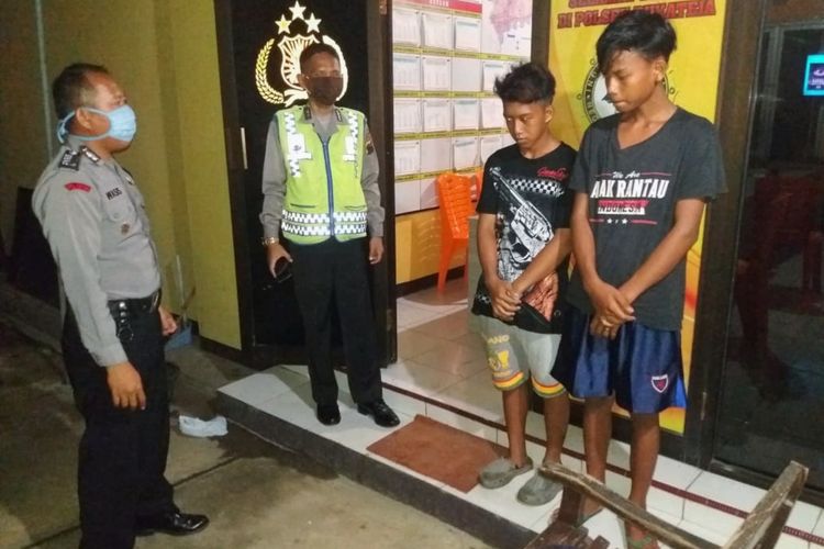 Polisi menggelandang dua pemuda yang kedapatan tengah melakukan pesta minuman keras (miras) di sebuah gudang penggilingan padi wilayah Desa Kutawis, Kecamatan Bukateja, Purbalingga, Jawa Tengah, Senin (4/5/2020) malam.