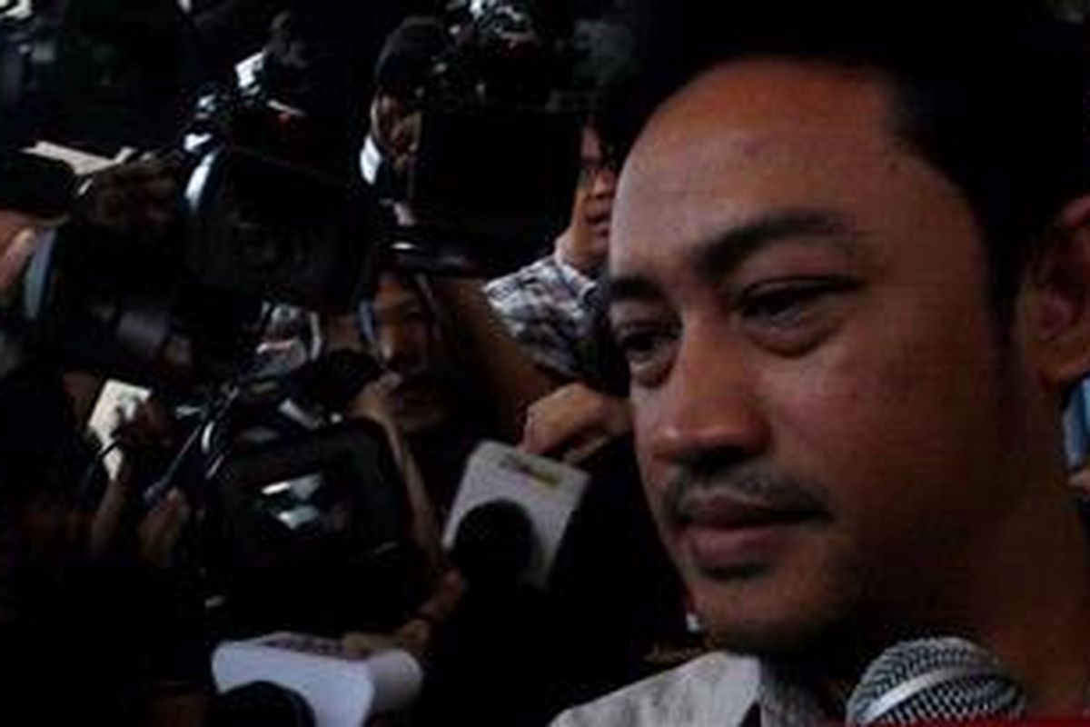 Tersangka kasus dugaan suap restitusi pajak PT Bhakti Investama Tbk, Tommy Hindratno diperiksa Direktorat Jenderal Pajak diperiksa di gedung Komisi Pemberantasan Korupsi, (KPK), Jakarta, Senin (18/6/2012). Hari ini, Tommy diperiksa oleh Ditjen Pajak terkait dugaan pelanggaran kode etik kepegawaian selaku pegawai Ditjen Pajak. 