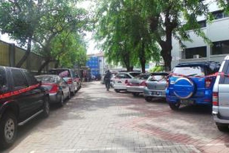 Sebanyak 18 mobil yang disita KPK terkait kasus dugaan korupsi dan pencucian uang mantan Ketua MK Akil Mochtar diparkir di Gedung KPK, Kuningan, Jakarta, Jumat (29/11/2013).