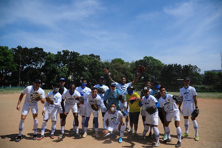 Tim Persib Bandung melakoni olahraga softball sebagai program latihan alternatif dalam masa persiapan menghadapi lanjutan Liga 1 2020, di Lapangan Softball Lodaya, Kota Bandung, Selasa (1/9/2020). 