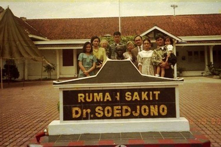 Sardjono Danardi dan keluarga berpose di depan rumah sakit yang dinamai dengan nama almarhum ayahnya.