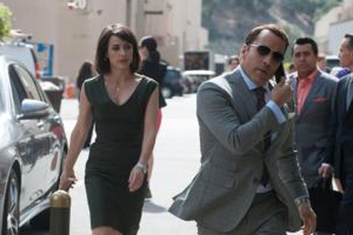 Jeremy Piven dan Constance Zimmer dalam film Entourage (2015).