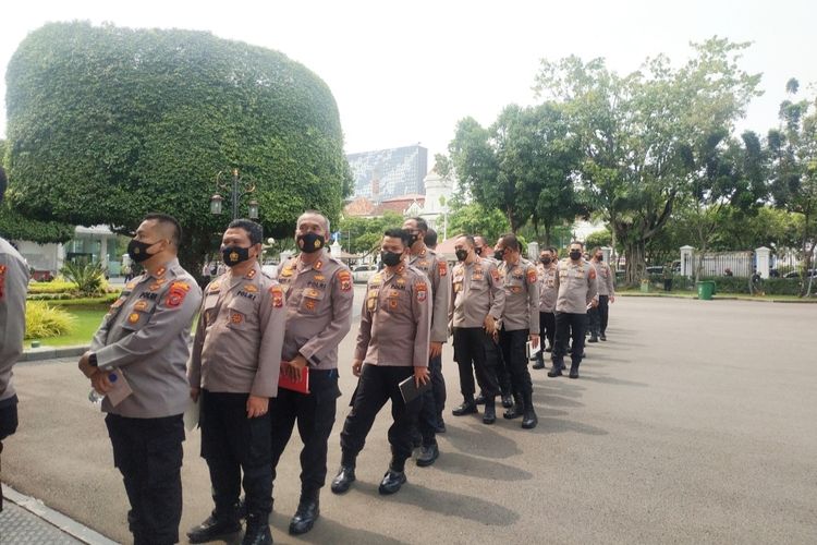 Para Kapolda dan Kapolres seluruh Indonesia saat antre memasuki Istana Negara untuk mengikuti pengarahan dari Presiden Joko Widodo. Para Kapolda dan Kapolres tersebut tampak tak memakai topi dan tongkat komando serta hanya membawa catatan.
