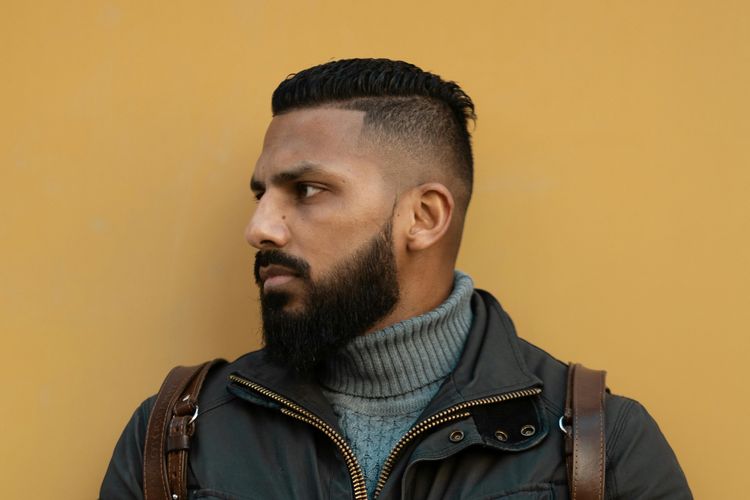 Ilustrasi gaya rambut quiff.