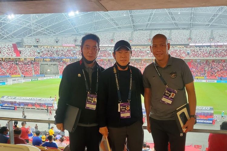 Pelatih timnas Indonesia, Shin Tae-yong, bersama dengan kedua asistennya Nova Arianto dan Choi In-cheolko memantau laga Thailand vs Vietnam pada Minggu (26/12/2021).