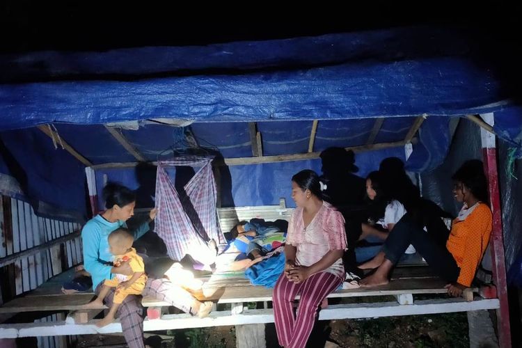 Warga Pulau Damer, Kecamatan Maluku Barat Daya, Provinsi Maluku memilih mengungsi ke tempat aman dan tidur di luar rumah karena takut gempa susulan yang terjadi hingga Jumat (17/12/2021)