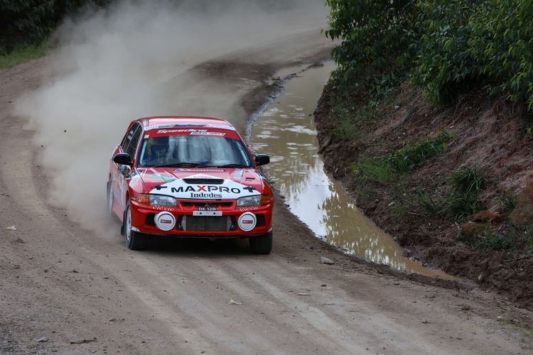 Kejuaraan Nasional  Danau Toba Rally 2022 putaran pertama di kawasan Hutan Tanaman Industri Toba Pulp Lestari, Parapat, Kabupaten Simalungun, Sumatera Utara, Sabtu (6/8/2022). Ryan Nirwan dari Toyota Gazoo Racing memimpin klasemen sementara hingga Special Stage 6.