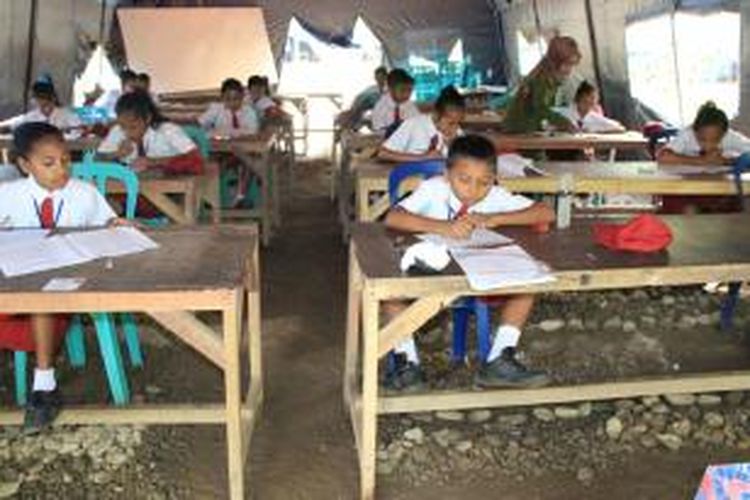 Caption Foto FRN: Siswa kelas VI SDN I Negeri (Desa) Lima, Kecamatan Leihitu, Kabupaten Maluku Tengah, Maluku, sedang mengikuti ujian nasional di tenda darurat, Senin (19/5). Tak hanya SDN I, siswa dari dua sekolah lain, yakni SDN II dan SDI juga mengikuti ujian di tenda yang tidak layak pakai itu. Hangga kini, mereka belum memiliki gedung sekolah yang baru sejak bencana banjir bandang yang melululantakan daerah itu, Juli 2013 lalu.  