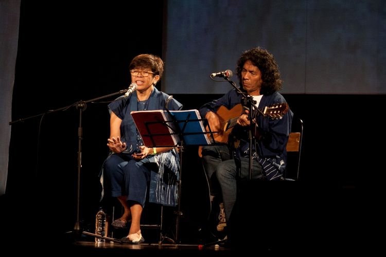 Duo Reda Gaudiamo (kiri) dan Ari Malibu alias AriReda dalam pertunjukkan di Gedung Kesenian Jakarta, Kamis (23/3/2017).