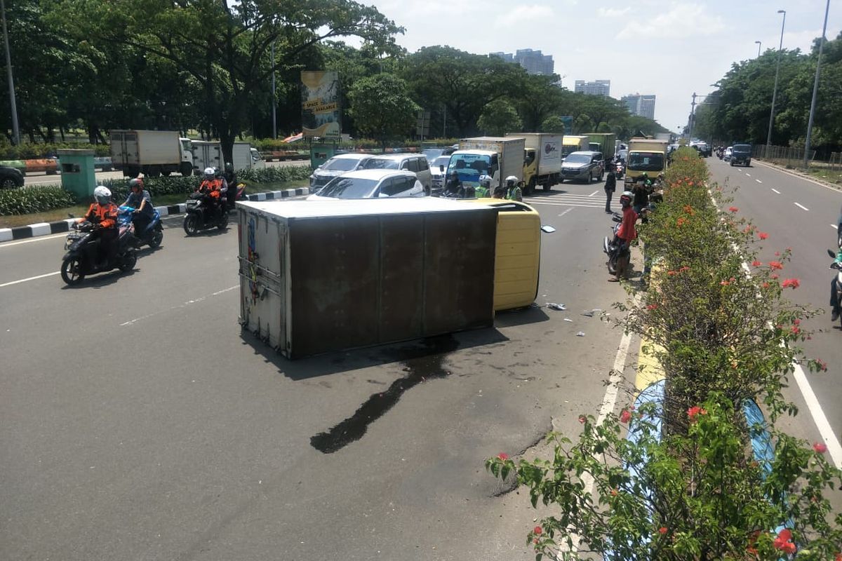 Sebuah truk box terguling di jalan Benyamin Sueb, Pademangan Timur, Jakarta Utara pada Selasa (24/11/2020).