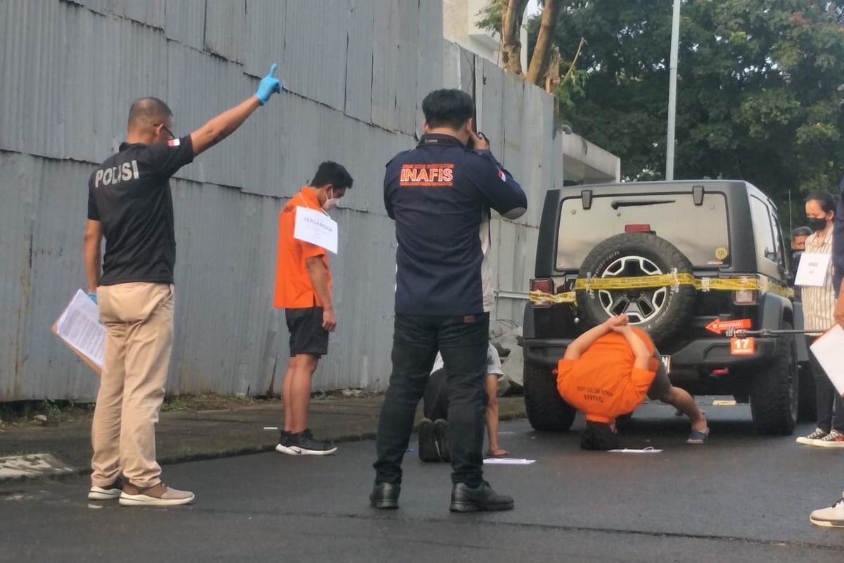 Rekonstruksi kasus Mario Dandy Satrio (20) menganiaya D (17) di Pesanggrahan, Jakarta Selatan, Jumat (10/3/2023).