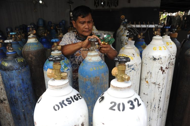 Pekerja memeriksa tabung oksigen yang akan didistribusikan di Pabrik Oxigen Argom Palembang, Sumatra Selatan, Sabtu (17/7/2021). Pemerintah Provinsi Sumatera Selatan menyalurkan oksigen ke seluruh fasilitas kesehatan di kabupaten dan kota sebanyak 100 ton per hari. ANTARA FOTO/Feny Selly/aww.