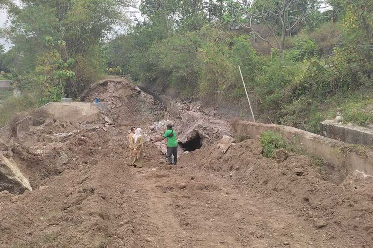 Tanggul dan saluran irigasi di Dukuh Winong, Desa Winong, Kecamatan Gondang, Kabupaten Sragen, Jawa Tengah, mengalami ambrol dan jebol sepakan lalu akhirnya diperbaiki.