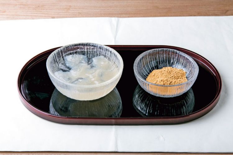 Hidangan kudzu mochi yang dibuat dari tepung hon-kudzu 