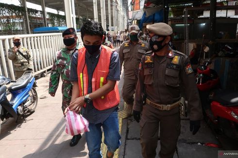 Tak Pakai Masker, Warga Diberi Sanksi Pungut Sampah di Tanah Abang