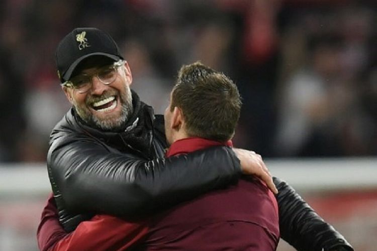 Juergen Klopp dan James Milner merayakan kegembiraan mereka seusai laga Bayern Muenchen vs Liverpool di Allianz Arena dalam babak 16 besar Liga Champions, 13 Maret 2019. 
