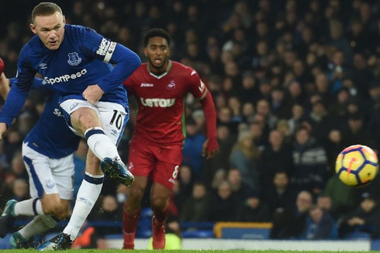 Striker Everton, Wayne Rooney, mengeksekusi tendangan penalti pada laga lanjutan Liga Inggris melawan Swansea City di Goodison Park, Senin (18/12/2017) waktu setempat