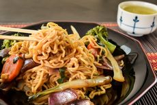9 Cara Membuat Yakisoba di Wajan, Masak Daging Sebelum Sayuran