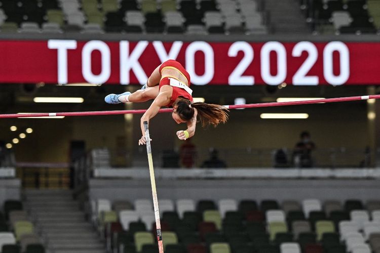 Xu Huiqin dari China bertanding di final lompat galah putri pada Olimpiade Tokyo 2020 di Stadion Olimpiade di Tokyo pada 5 Agustus 2021