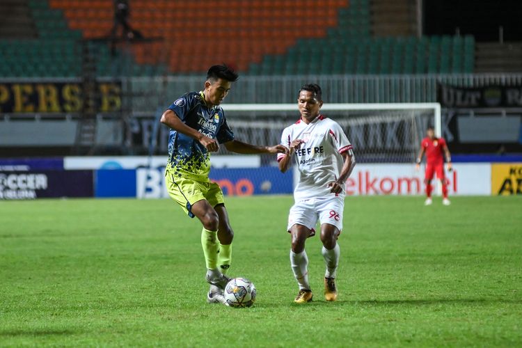 Kakang Rudianto bek Persib berhadapan dengan Abduh Lestaluhu pemain Persis Solo pada laga kedua tim di Stadion Pakansari, Cibinong, Kabupaten, Bogor, Selasa (4/4/2023) dalam pekan ke-32 Liga 1 2022-2023.