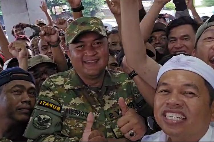 Gubernur Jawa Barat Dedi Mulyadi didampingi Bupati Bogor Rudy Susmanto saat berkumpul bersama para sopir angkot di jalur puncak Bogor, Jabar, Kamis (27/3/2025).