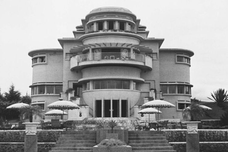 Villa Isola di Bandung merupakan karya arsitek berkebangsaan Belanda, Charles Prosper Wolff Schoemaker.