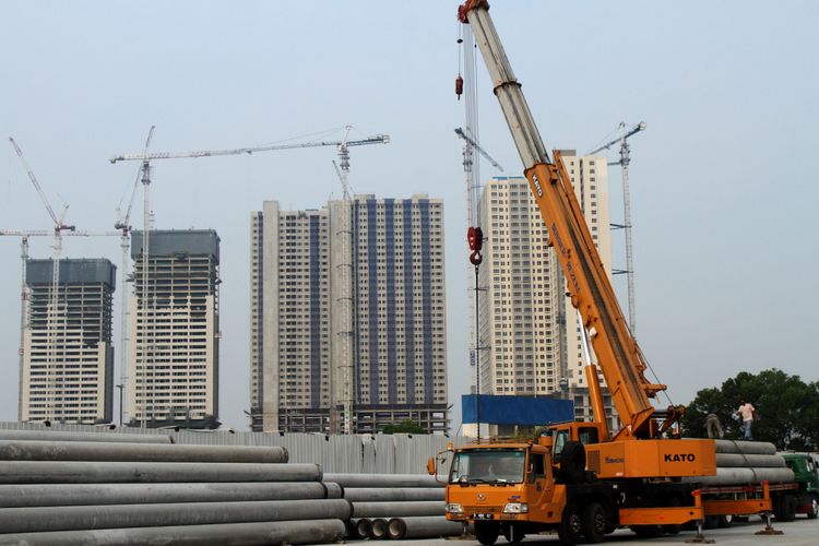 Pekerja beraktivitas di kawasan proyek pembangunan Apartemen Meikarta di Cikarang, Kabupaten Bekasi, Jawa Barat, Selasa (16/10/2018). Proyek pengerjaan pembangunan kawasan Meikarta tetap berjalan usai KPK menetapkan Bupati Bekasi Neneng Hasanah Yasin dan Direktur Operasional Lippo Group Billy Sindoro menjadi tersangka kasus dugaan suap ijin proyek pembangunan Meikarta. ANTARA FOTO/Risky Andrianto/wsj.