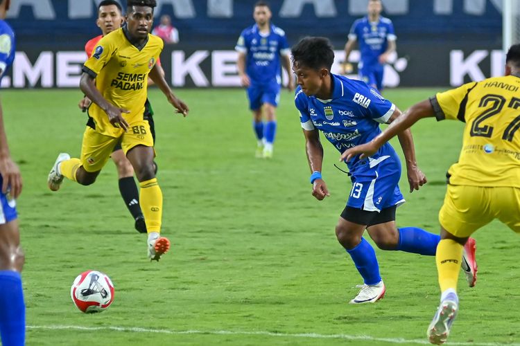 Aksi winger Persib Bandung Febri Hariyadi melakukan cut inside sebelum melepas tendangan yang mengoyak gawang Semen Padang FC pada pertandingan pembuka Super League 2025-2026, Sabtu (9/8/2025) di Stadion Gelora Bandung Lautan Api (GBLA). 
