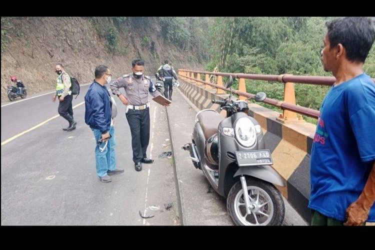 Lokasi kejadian kecelakaan maut di Cadas Pangeran, Sumedang, Senin (4/10/2021). Buruh wanita PT Kahatex tewas terlindas truk tronton saat memboncengkan ibunya. 