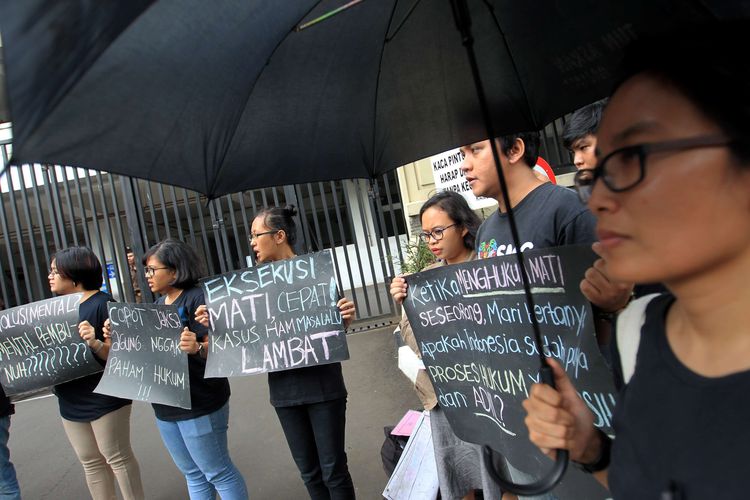 Badan Pekerja Komisi untuk Orang Hilang dan Korban Tindak Kekerasan (Kontras) melakukan aksi unjuk rasa di Kejaksaan Agung, Jakarta, Selasa (28/4/2015). Mereka menolak hukuman mati terhadap terpidana narkotika.  KOMPAS IMAGES/KRISTIANTO PURNOMO