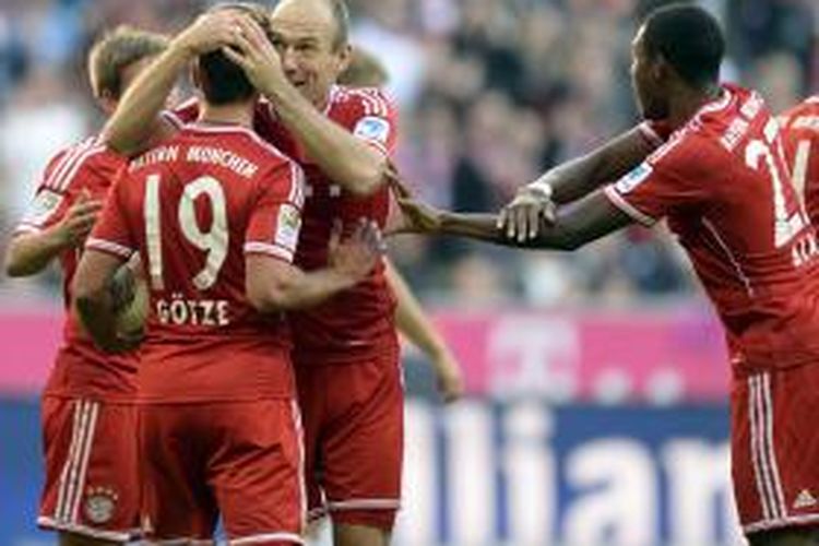 (Dari kiri ke kanan): Bek Bayern Muenchen Philipp Lahm, gelandang Mario Goetze, gelandang Arjen Robben dan gelandang David Alaba merayakan gol kedua timnya ke gawang FSV Mainz 05 di ajang Bundesliga, Sabtu (19/10/2013).
