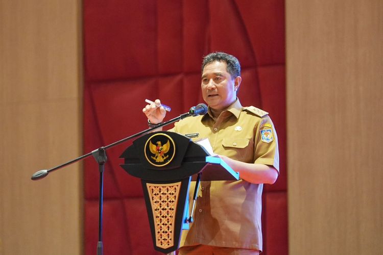 Penjabat (Pj) Gubernur Sulawesi Selatan (Sulsel) Bahtiar Baharuddin saat membuka Literasi Keamanan Siber pada Penyelenggaraan Pemilihan Umum (Pemilu) di Hotel Gammara, Kota Makassar, Senin (20/11/2023).

