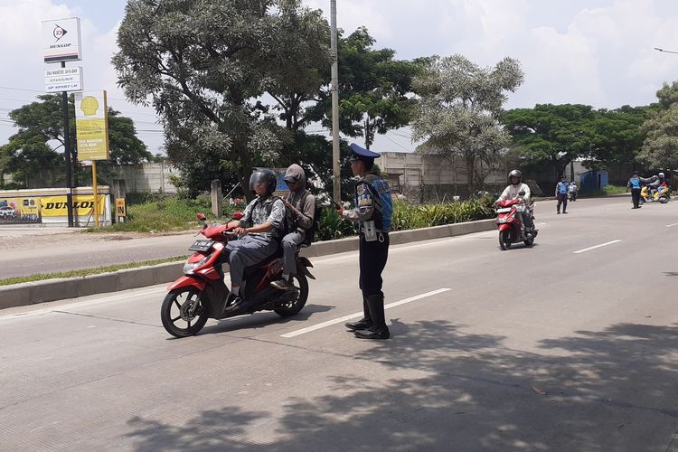 Ruas Jalan Aat-Rusli di Kota Cilegon, Banten sebagai akses utama menuju Pelabuhan Ciwandan.