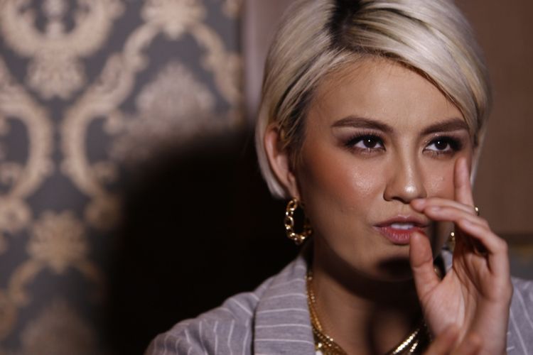 Penyanyi Agnez Mo saat konferensi pers di Lucy in the Sky, SCBD, Jakarta, Kamis (26/10/2017). Agnez Mo bersama rekannya Bastian Purrer, bekerjasama membangun aplikasi fashion, LYKE.