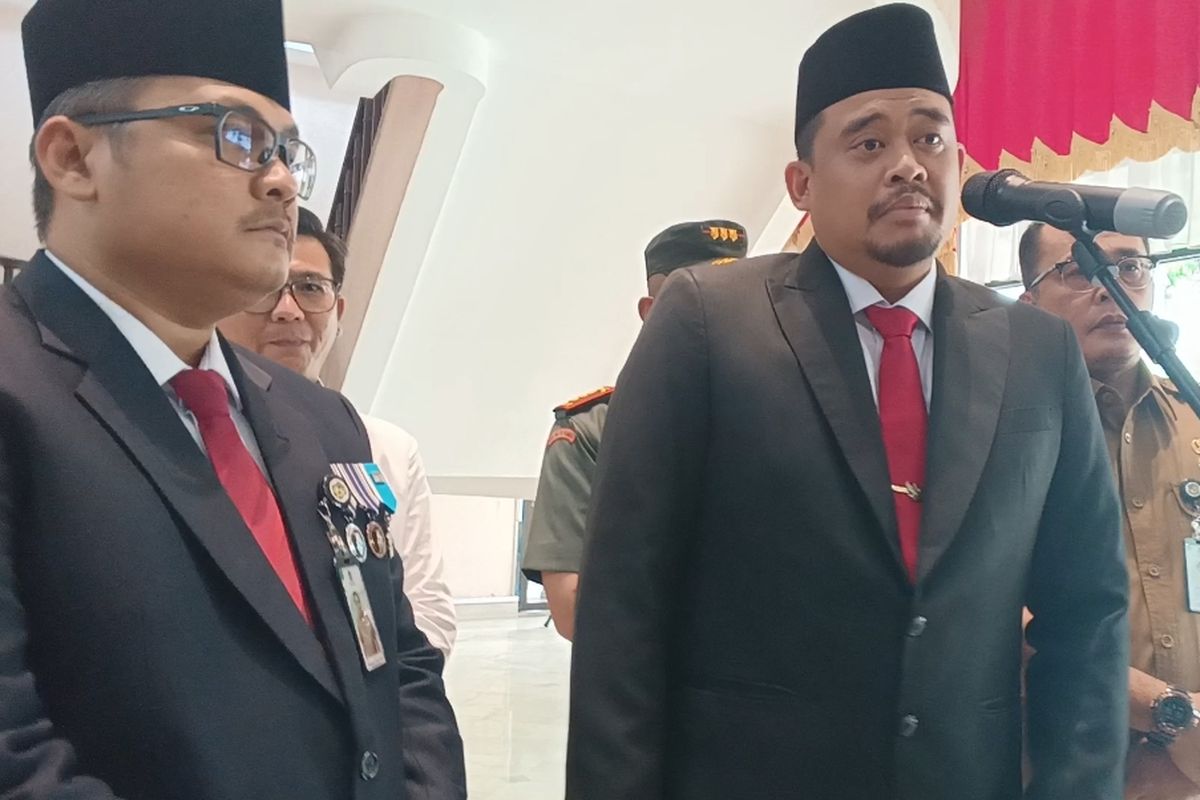 Wali Kota Medan Bobby Nasution saat memberikan keterangan pers usai melantik Kadis SDABMBK menjadi Penjabat Sekda Medan Topan Ginting (kiri) di Kantor Wali Kota Medan, Senin (13/5/2024)