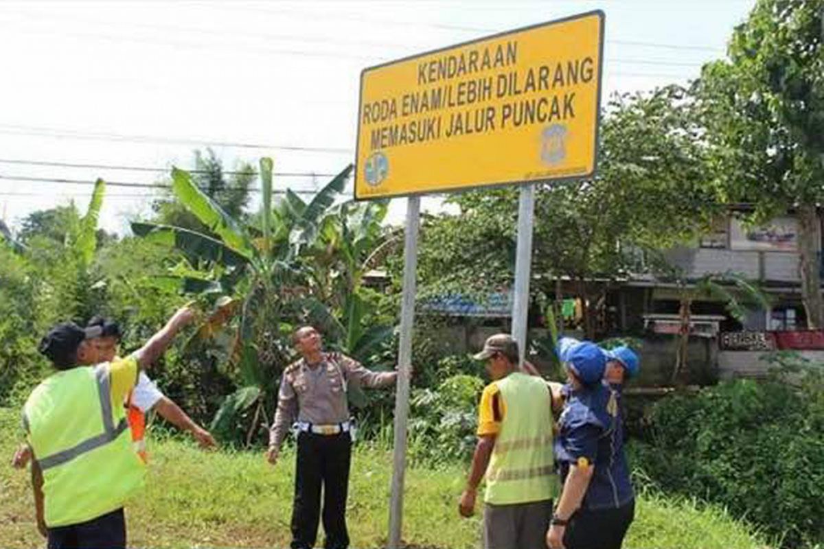 Pemasangan papan pelarangan kendaraan roda enam atau lebih untuk memasuki puncak.