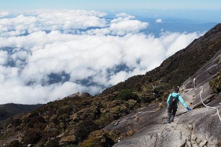 Pendaki berjalan menyusuri tebing Gunung Kinabalu selepas Laban Rata menuju Sayat-Sayat Check Point pada bulan Februari tahun 2015 sebelum gempa bulan Juli 2015. Kini, jalur pendakian berubah menjadi tangga menuju Sayat-Sayat Check Point.