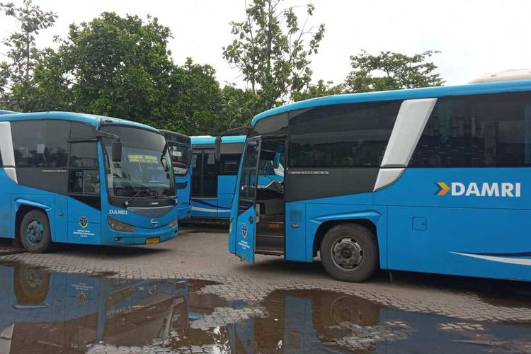 Terhitung mulai hari ini, Kamis (28/10/2021), layanan bus kota Damri yang melayani 8 trayek di Kota Bandung berhenti beroperasi.