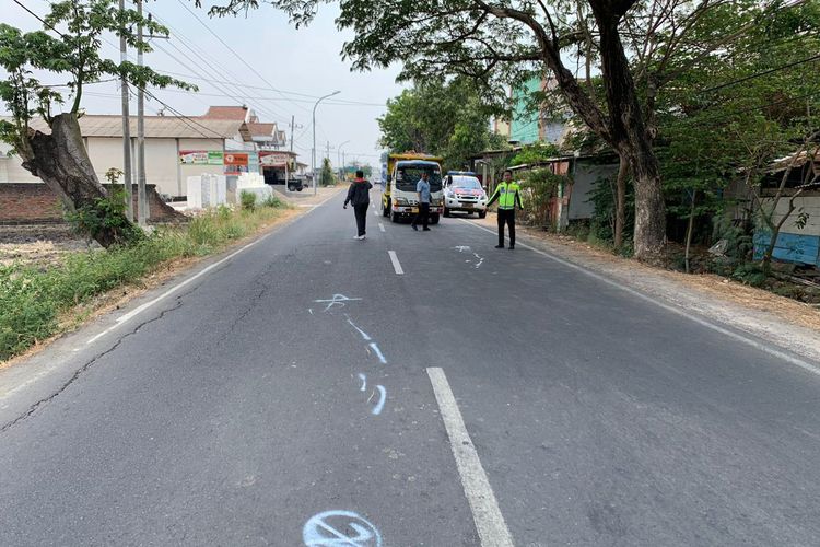 Petugas melakukan olah Tempat Kejadian Perkara (TKP) kecelakaan lalu lintas di Jalan Raya Balongpanggang, Gresik, Jawa Timur, Selasa (31/10/2023).