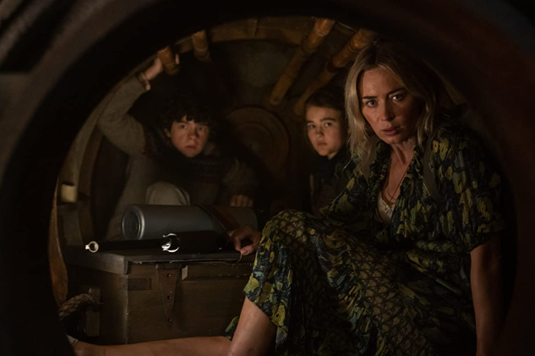 Noah Jupe, Millicent Simmonds, dan Emily Blunt dalam A Quiet Place Part II.