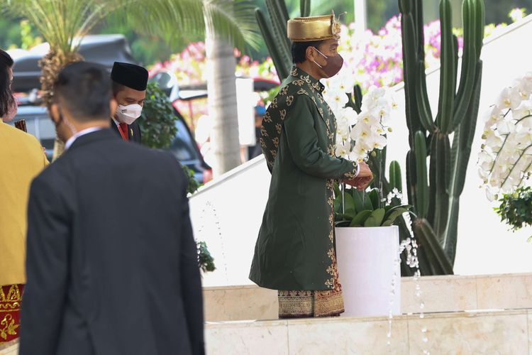 Presiden Republik Indonesia, Joko Widodo mengenakan baju adat Bangka Belitung saat menghadiri Sidang Tahunan MPR-RI dan Sidang Bersama DPR RI dan DPD RI Tahun 2022 di Kompleks Parlemen, Senayan, Jakarta, Selasa (16/8/2022).