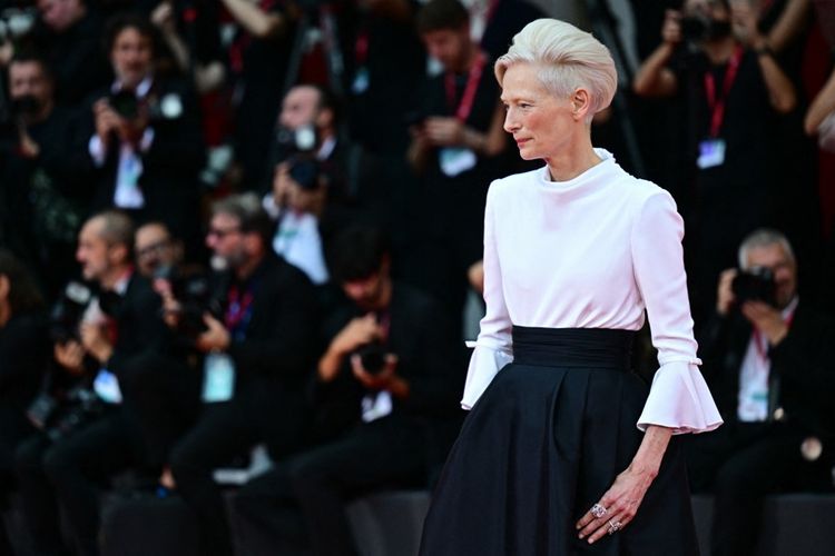 Tilda Swinton mengenakan perhiasan Chanel saat menghadiri Venice Film Festival 2025 (Festival Film Venesia 2025) di Venesia, Italia, pada Rabu (27/8/2025).