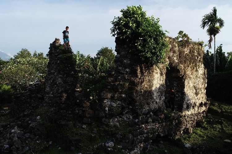 Reruntuhan Benteng Kastela di Ternate.