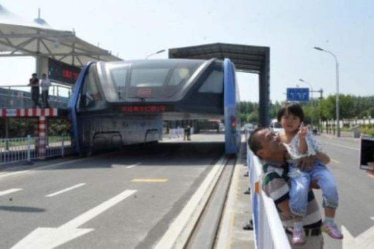 Eforia warga saat bus ngangkang diuji coba di kota Qinhuangdao pada Agustus lalu.